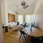 דירה White & Wood C302, At Euphoria *