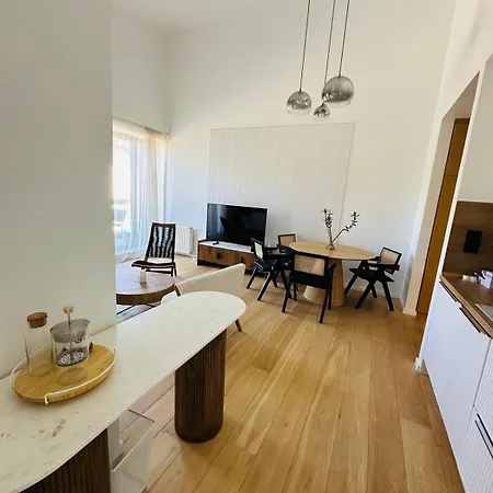 White & Wood C302, At Euphoria شقة