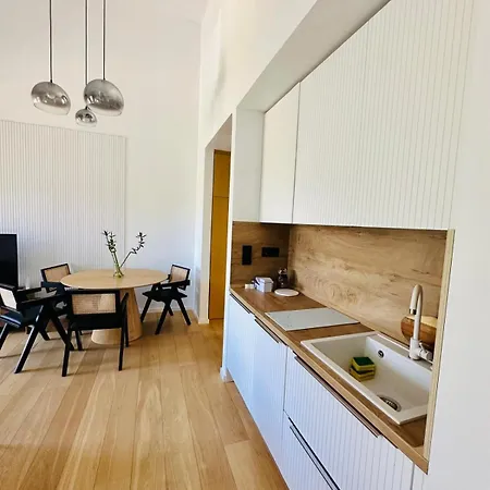 شقة White & Wood C302, At Euphoria *