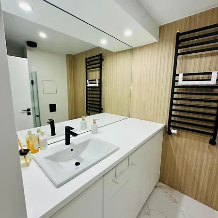 White & Wood C302, At Euphoria بوروفتس