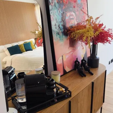 White & Wood C302, At Euphoria شقة بوروفتس