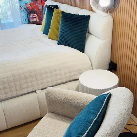 شقة White & Wood C302, At Euphoria