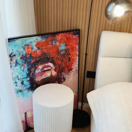 شقة White & Wood C302, At Euphoria بوروفتس