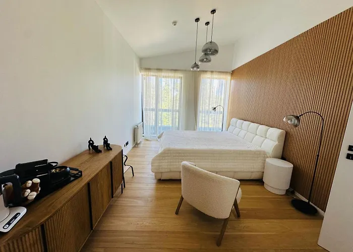 White & Wood C302, At Euphoria בורובץ